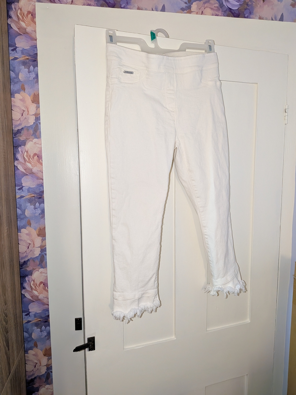 Coco + Carmen White Cropped Jeans with Frayed Ankles